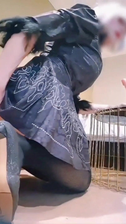 2b cosplayer şişman yarağını uyarırken gırtlağına kadar alıyor ve gözyaşlarına boğuluyor. | Klip 1