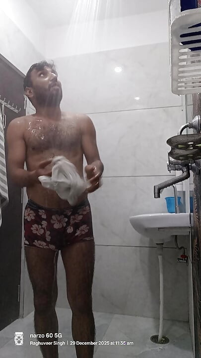 Индийски дези полицай доведен чичо се наслаждава на душ и овладяване, част III