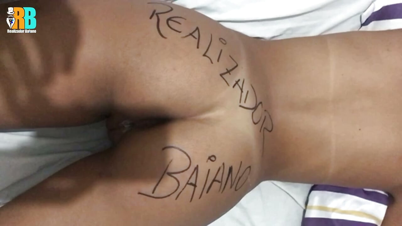 Director bahiano cogiendo a una mujer casada en la cama con el cornudo al lado en peludo