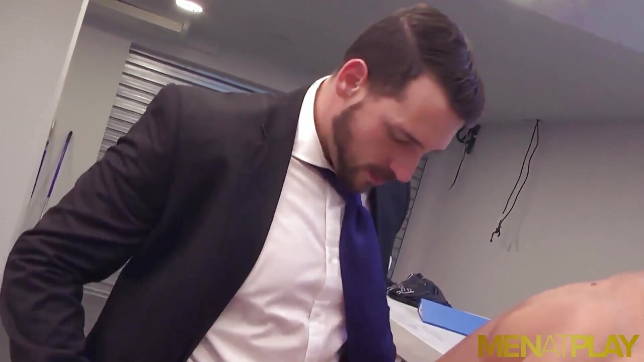 MENATPLAY - Hunk in suit Enzo Rimenez barebacks Denis Vega