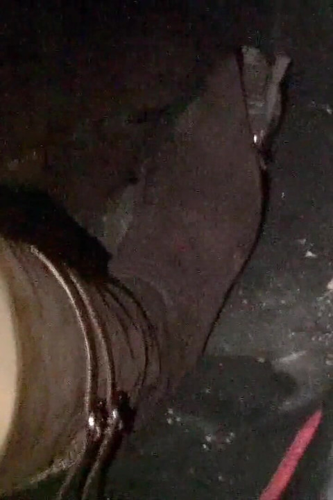 Conducir en pantimedias desnudas y bombas de hebilla