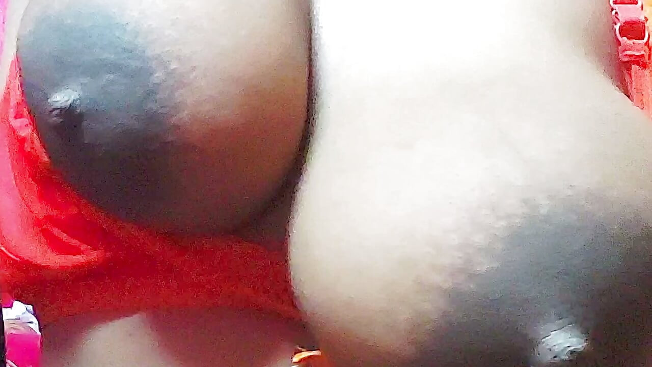 Seksi milf(chodne laayak mammi) tichar apne ghar ke naukar ke saath haardakor seks karti hai
