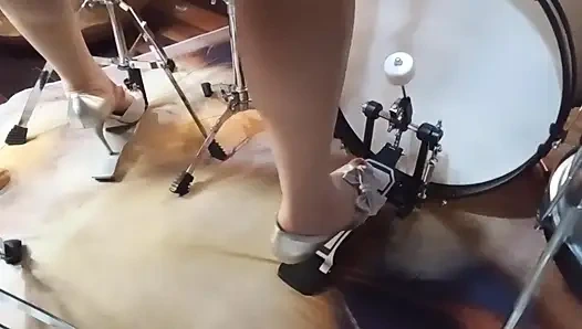 Schlagzeug auf Stilettos spielen