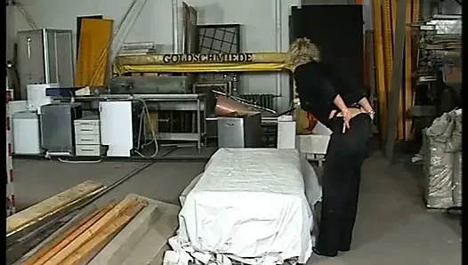 Büyük memeli sarışın Alman sürtük sıkı göt deliğinden yarağın tadını çıkarıyor
