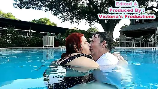 Krankenschwester Vicki und hübsche harry haben spaß beim küssen im pool!