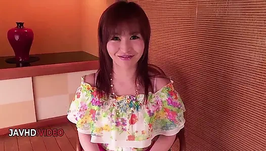 Japon orta yaşlı seksi kadın cocolo vibratör ve kamera arkadaşı tarafından zevk alıyor