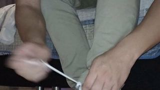 Латиноамериканец любит показывать его ступни, чтобы ты мастурбировал