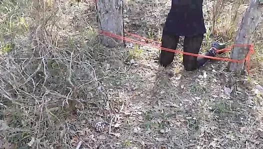 Ormanda açık havada seks. Seksi kıyafetler ve yüksek topuklu ayakkabılar giyiyor, bağlı, boğazlanıyor ve sikiliyor