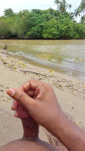 PRAIA DE NUDISMO, srilanka cutuque pau garoto se masturbando na praia pública, grande pau rosa, pau no botão
