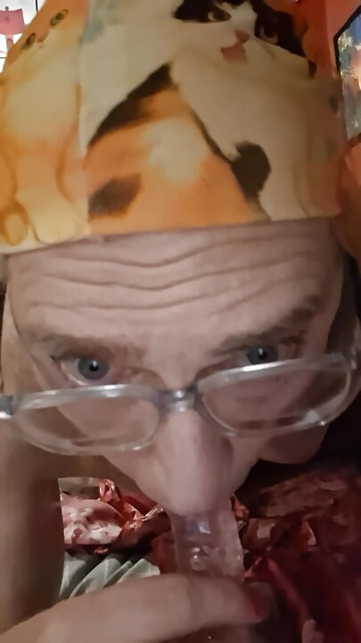 Ugly old tranny goes wild on a pair of dildos