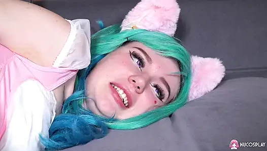 Das freche schätzchen Leyla lure mit buttplug, masturbiert mit ihrem lieblings-dildo.