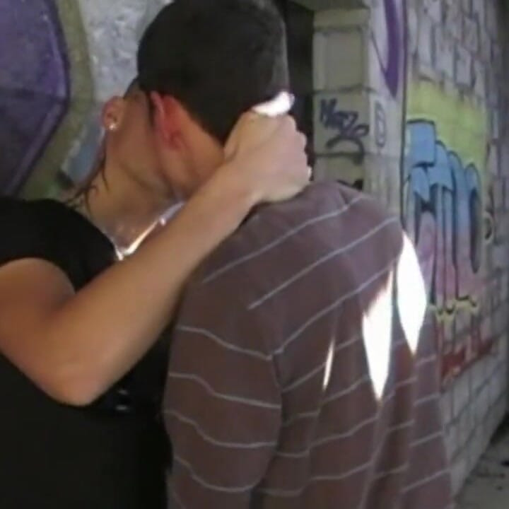 Twee mooie Franse twinks neuken buitenshuis cruisen