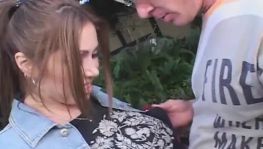 Güzel büyük memeli orta yaşlı seksi kadın deli gibi yarağa biniyor