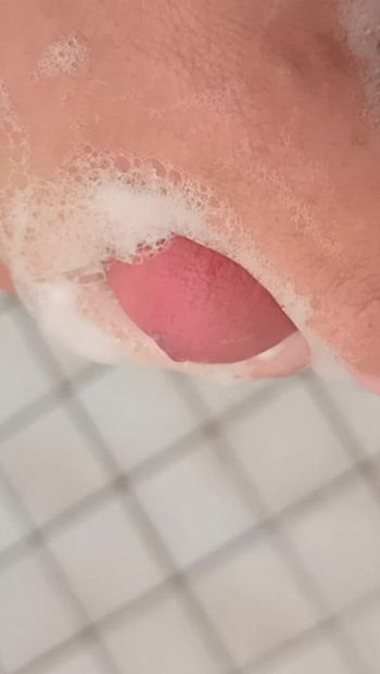 19 jahre alter junge masturbiert und kommt in die dusche in der Öffentlichkeit