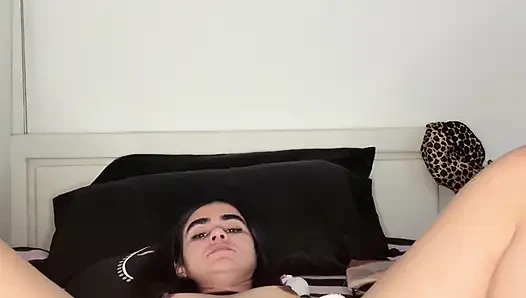 Melody lagi asik muasin memeknya pakai mainan seks favoritnya!
