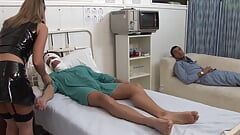 Amy azurra e kaia kane si prendono cura di un paziente con una bella succhia e scopa