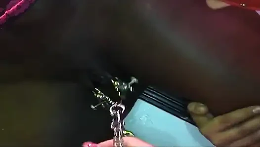 Зрелая брюнетка глубоко заглатывает пульсирующий член в дикой групповой оргии