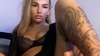 Onlyfans, MILF tatouée - scène solo