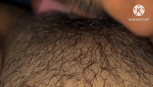 YENGENIN SULU VE KıLLı AMCıK DUDAKLARı EMIYOR VE YALıYOR