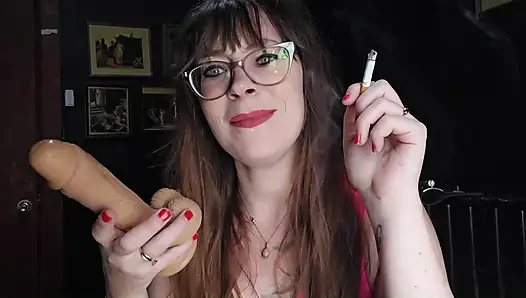 Bayan Thrope sigara içiyor ve sigara içen ağız dildo