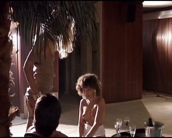 สาวเยอรมันน่าดึงดูดแบ่งปันควยกันข้างสระว่ายน้ำ
