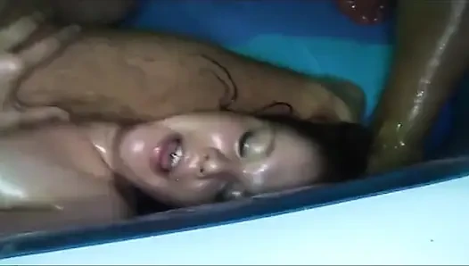 Cewek berlumur lendir ini dientot habis-habisan di pesta seks liar di kolam renang