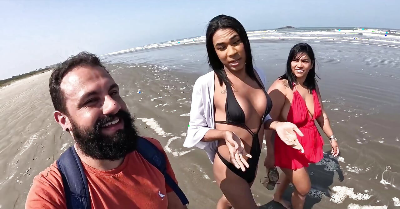 Baianinha Trans fute un cuplu pe plajă