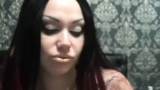 Bibir emas menggoda dan mengisap lolipop dan menjilati