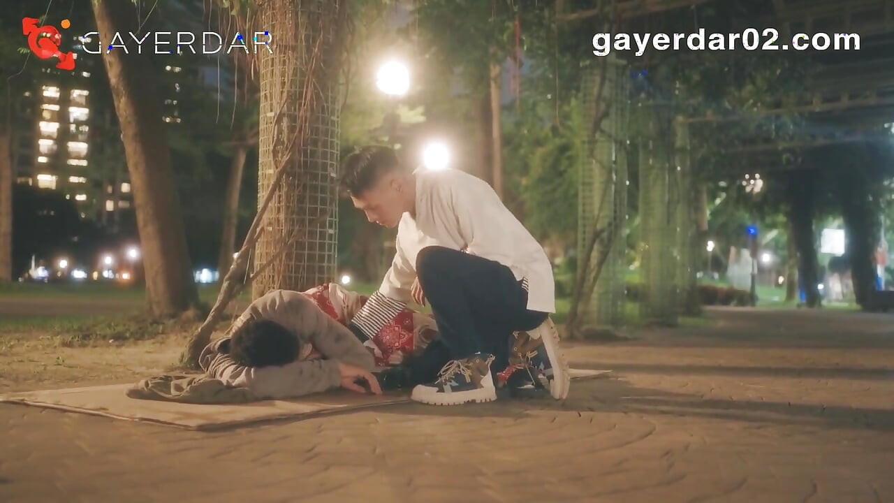 Gd-008-social Worker Uses Acupuncture Points to Send Warmth/repay the Kindness of a Giant Root in a Foreign Land