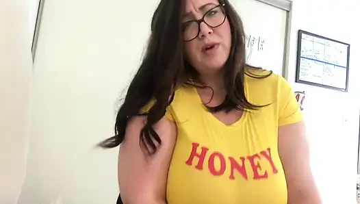 Busty BBW edges you in a tight top