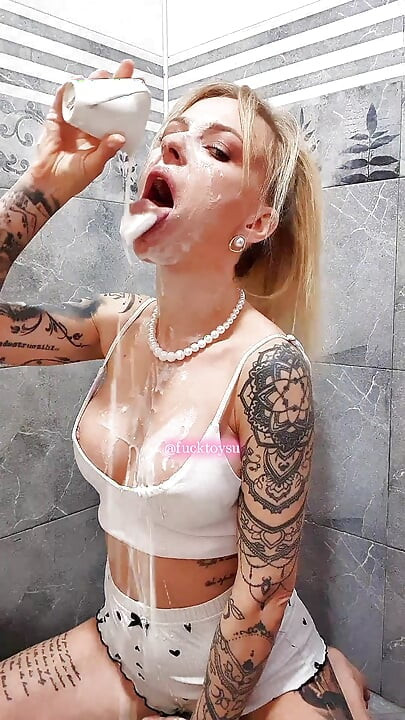Tatlı bebek büyük yapay penisi derinlemesine yutuyor, yoğun binme sahneleriyle sahte meni oyunu ve dağınık orgazm