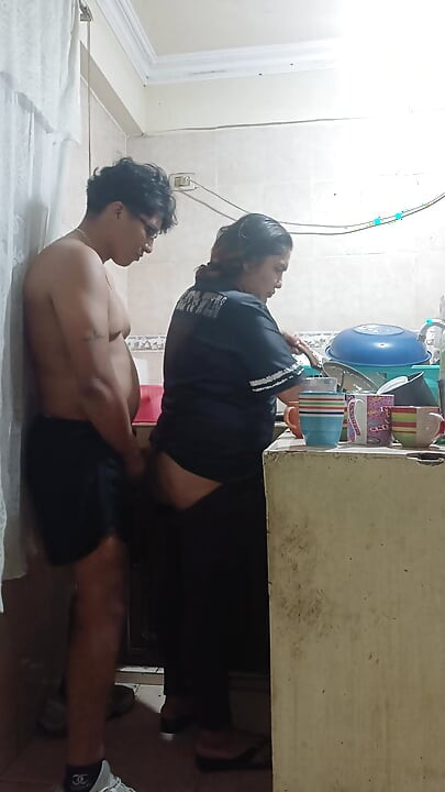 Eu fodo minha meia-irmã na cozinha, minha tia quase nos descobre