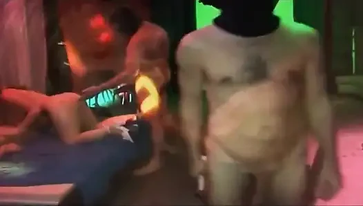 Reife schätzchen im gangbang von pulsierenden schwänzen in wilder orgie