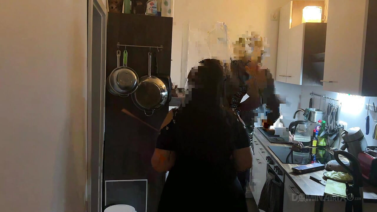 廚房拳交狂潮 - 成熟蕩婦被撐開大開