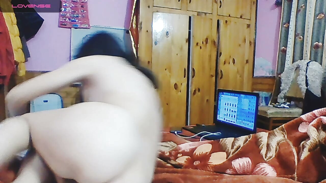 La séductrice fait une pipe torride en direct sur caméra