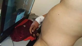 Assistindo seu novo vídeo enquanto fode sua calcinha suja (exgirl)