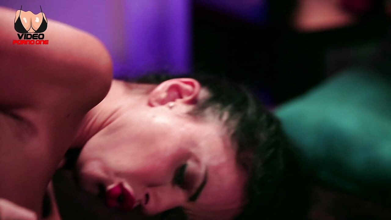 Gadis berambut cokelat seksi ini kalah di biliar!