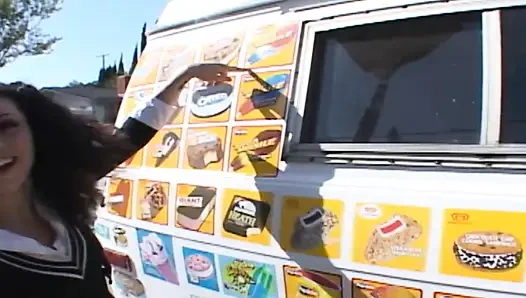 Adegan nakal cewek nakal- 3 cewek rambut cokelat dengan pantat bahenol lagi asik dientot habis-habisan di dalam truk es krim