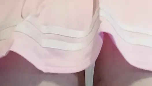 Cewek semok ini lagi asik ngentot dildo ukuran XL dengan gaun pemandu sorak merah muda