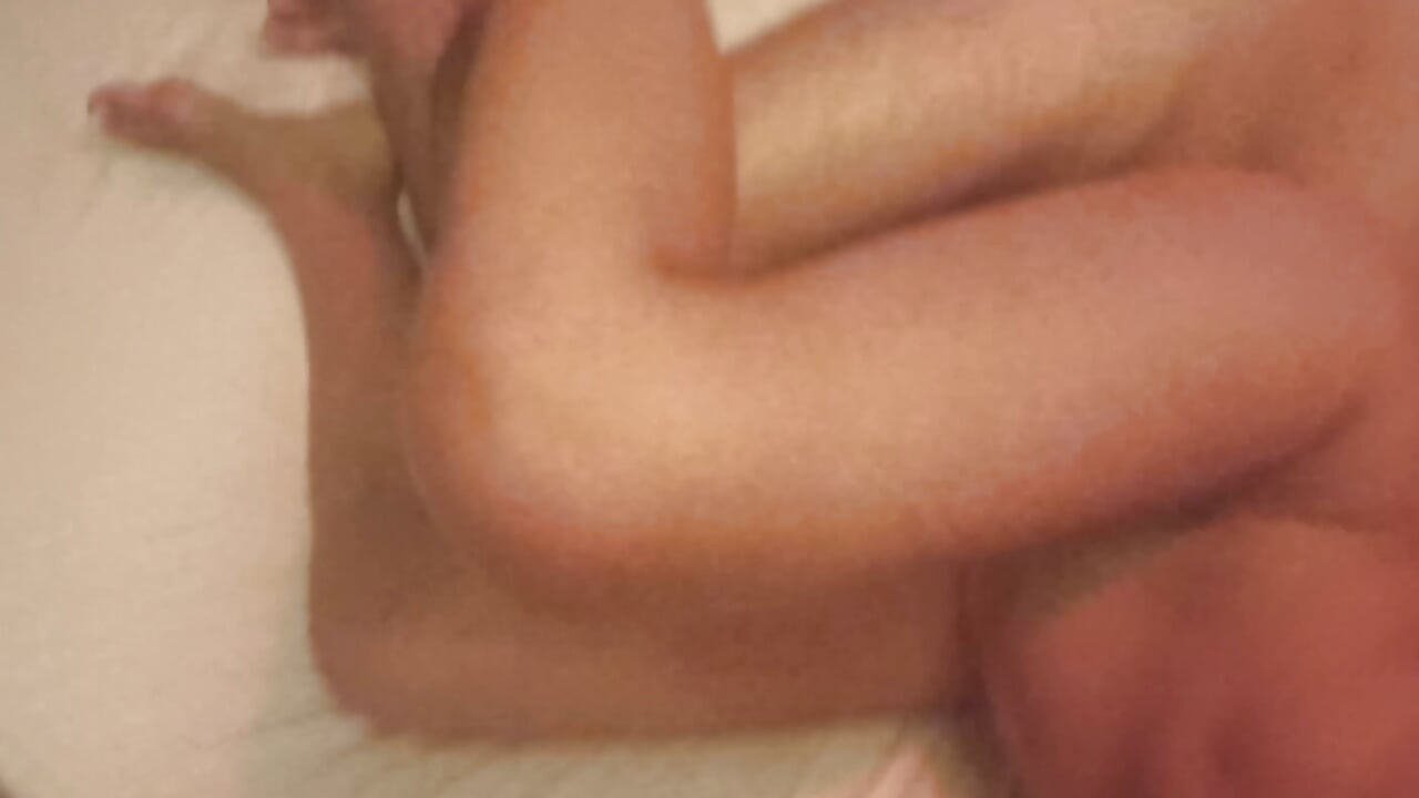 Enfermeira casada chupando seu marido e penetrada por homem de 23 anos