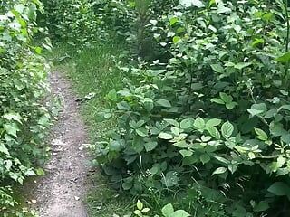 Camminando a piedi nudi e nudo dalla macchina per un nella foresta per una sega