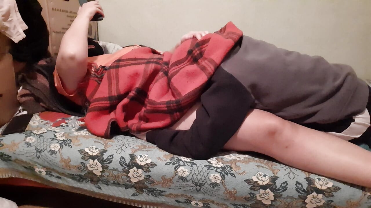 Când iubita mea îmi linge pizda, mă uit la videoclipuri porno pentru a ejacula mai repede în gura ei