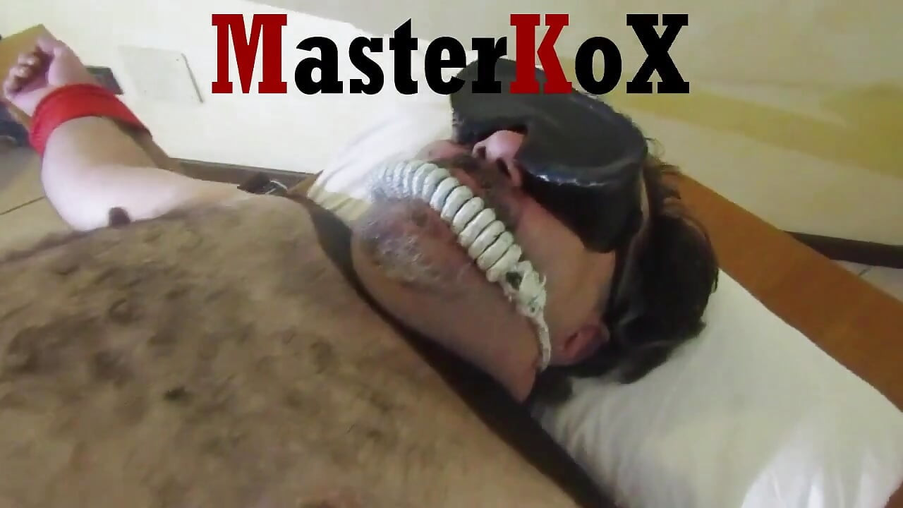 ถูกมัด Crucifix กับโต๊ะ