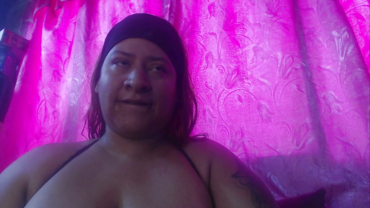 Latynoska mama. Naga. Squirting.