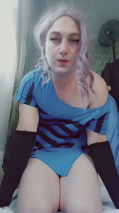 Prekrasan femboy se nestašno igra pod šarenim neonskim sjajem