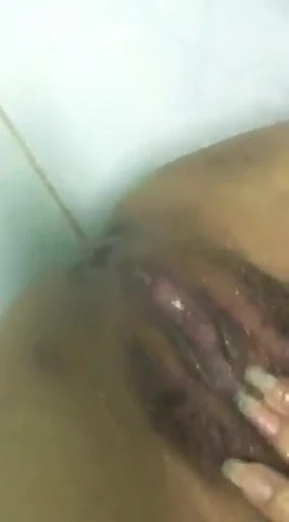 我用我湿漉漉的毛茸茸的阴户喷了 4 次