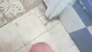 Sperme dans la salle de bain