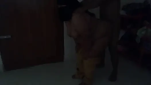 Saudi-arabisches zimmermädchen vom besitzer beim hausfegen grob gefickt (arabische ethnisch)