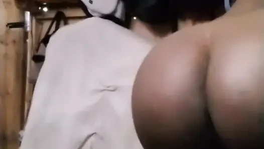 Ratu ebony Afrika masturbasi di kamarnya,