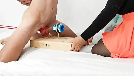 Моя мачеха тренирует мой хуй перед 1-й свадебной ночью.